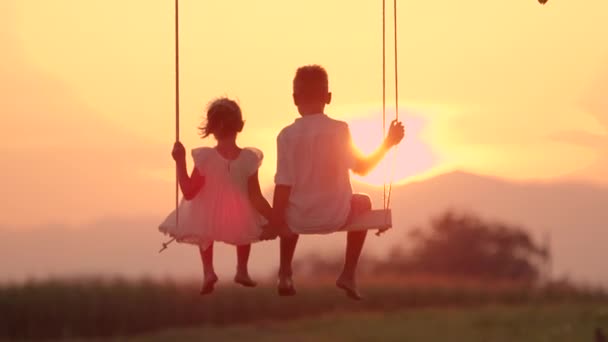 Αργή Κίνηση Σιλουέτα Φωτοβολίδα Φακού Δύο Παιδιά Που Κοιτάζουν Ηλιοβασίλεμα — Αρχείο Βίντεο