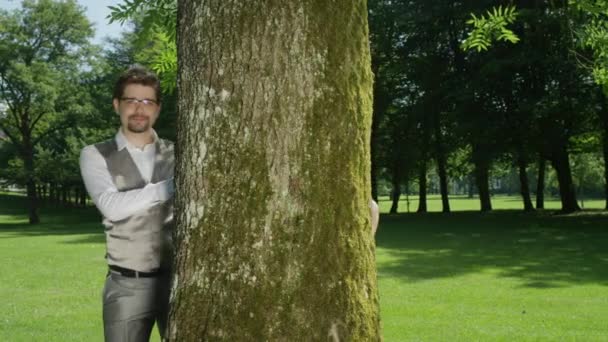 Portrato Movimiento Lento Pareja Alegre Miran Desde Detrás Del Árbol — Vídeo de stock