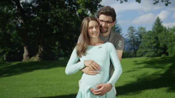 Retrato Casal Abraçado Sorrindo Para Câmera Dia Ensolarado Parque Esperando — Vídeo de Stock