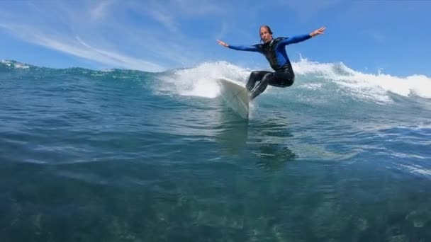 Slow Motion Låg Vinkel Surfer Guy Gör Skarp Sväng Sin — Stockvideo