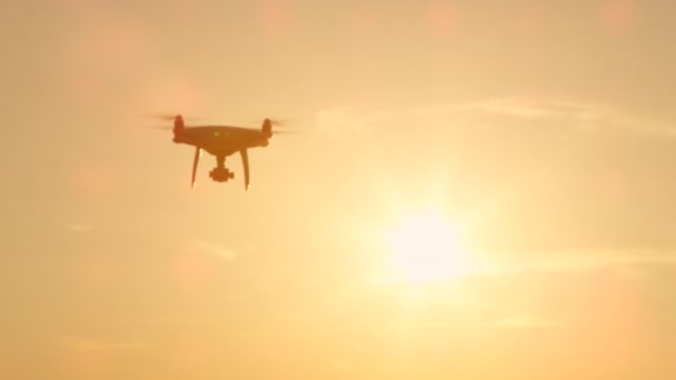 Close Lens Flare Silhouette Small Filming Drone Flying Golden Sunset — Stock Video