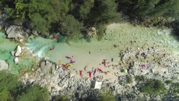 Aérial Les Kayakistes Apprêtent Descendre Une Rivière Verte Émeraude Envoûtante — Video