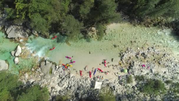 Hava Kayakers Hakkında Açık Bir Yaz Gününde Büyüleyici Bir Zümrüt — Stok video