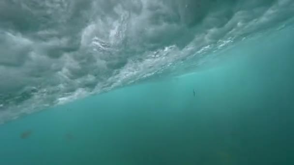 Comderwater Slow Motion Poderosa Onda Salpicando Oceano Carregando Pessoa Desconhecida — Vídeo de Stock