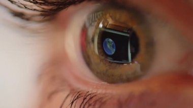 Makro Yakın Çekim: Dünya haritasına bakan göz kırpma. Bilgisayar ekran görüntüsü, göz küresi yüzeyinde bir yansıması görülen, konuma yakınlaştırma. Meksika'da terör saldırısı planlayan kimliği belirsiz kadın.