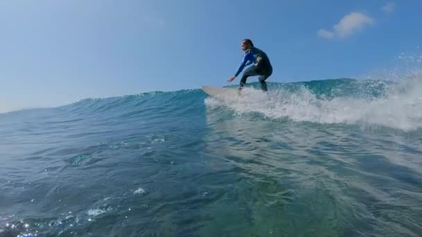 Moción Lenta Ángulo Bajo Agua Superior Surfista Hace Giro Ola — Vídeos de Stock