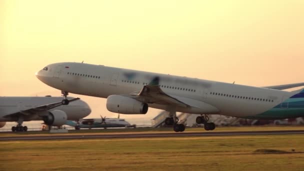 Avión Comercial Despegando Pista Del Aeropuerto Internacional Avión Pasajeros Acelera — Vídeo de stock