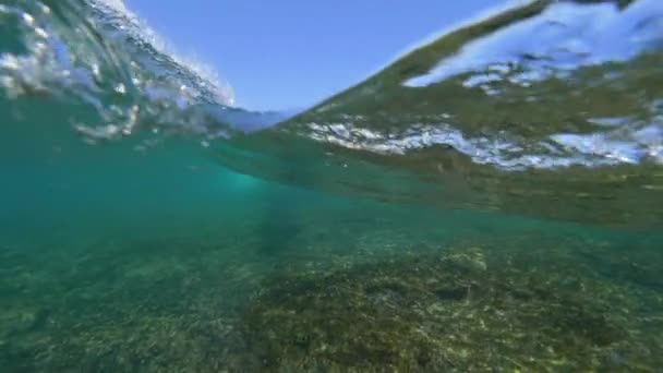 水下慢动作 在海岸附近形成的桶状波破裂成泡沫和无数的气泡 洛博斯岛美丽的海滨风光 清澈的海水露出海底 — 图库视频影像