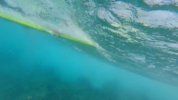 Slow Motion Onderwater Close Onherkenbaar Surfer Peddelen Opstaan Gele Surfplank — Stockvideo