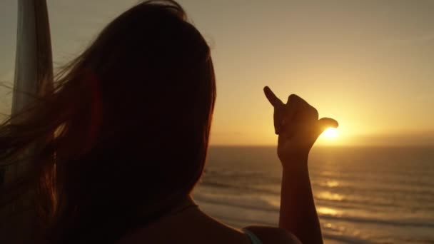 Zeitlupe Nahaufnahme Junges Surfermädchen Gibt Das Shaka Zeichen Friedliche Frau — Stockvideo