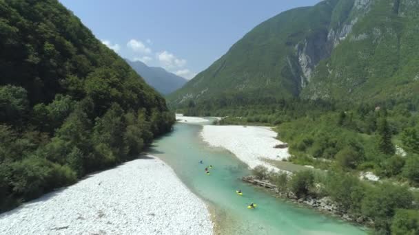 Aerial Groep Kajakkers Roeien Langs Emerald River Stream Door Green — Stockvideo