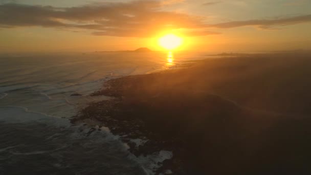 Aerial Impresionante Paisaje Sobre Isla Fuerteventura Las Canarias Atardecer Dorado — Vídeo de stock