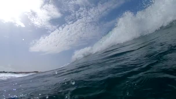 Slow Motion Underwater Crystal Clear Waves Quickly Approaching Rocky Coast — Stock Video