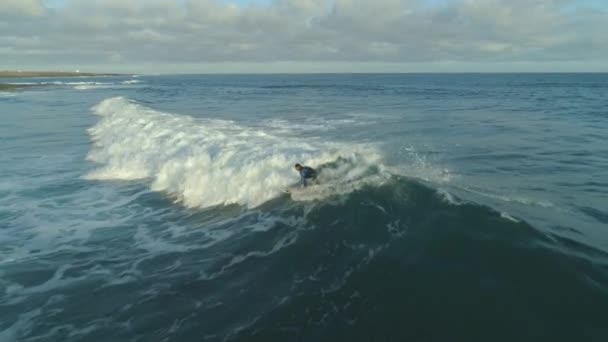 Aerial Powolny Ruch Chętny Surfer Jazdy Fale Pierwszą Rzeczą Rano — Wideo stockowe