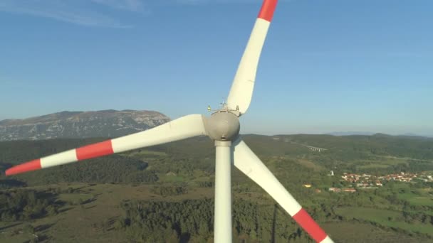 Anténa Blízko Jarní Sluneční Paprsky Svítí Bílé Kovové Vrtule Zelené — Stock video