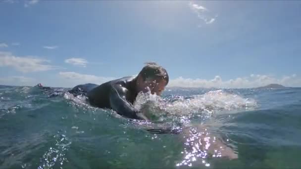 Slow Motion Close Half Underwater Vrolijke Surfer Liggend Surfplank Peddelen — Stockvideo