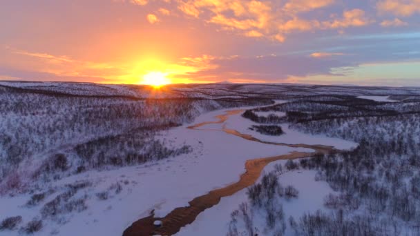 Antenne Flug Über Mäandernden Fluss Der Durch Verschneite Winterlandschaft Lapplands — Stockvideo