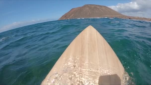 Pov Nierozpoznawalny Surfer Stojący Drewnianej Deski Surfingowej Patrząc Wulkan Lobos — Wideo stockowe