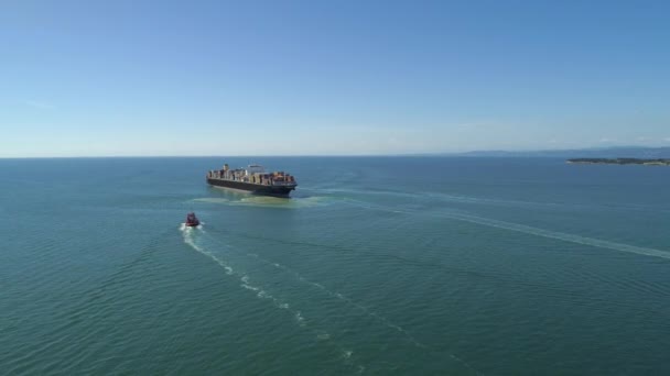 Letecká doprava: Velká mezinárodní nákladní loď, která se staví na moře po zastavení na velkém mezinárodním námořním přístavu. Nákladní lodě přepravující kontejnery jsou doprovázeny loděmi, které se vznáší směrem k průmyslovému přístavu.