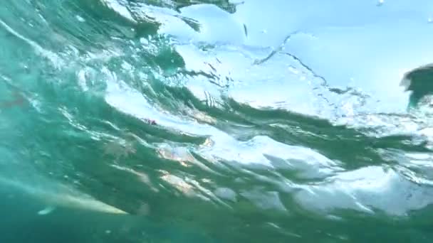 Motion Lent Sous Eau Surfeur Qualifié Méconnaissable Chevauchant Verre Comme — Video