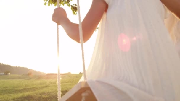 Slow Motion Close Paar Gelukkige Kinderen Knuffelen Slingeren Houten Schommel — Stockvideo