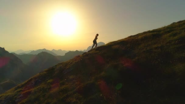 Silhouette Aeriale Fotocamera Che Vola Lungo Una Sagoma Donna Escursionista — Video Stock