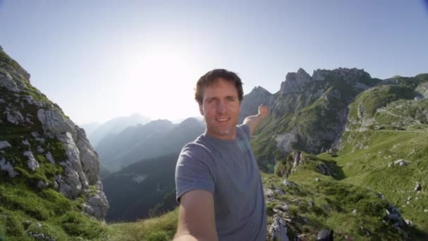 Selfie Portrait Захоплений Молодий Чоловік Бере Селфі Вершині Прекрасних Гір — стокове відео