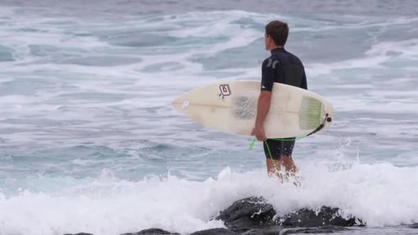 Outubro 2017 Fuerteventura Ilhas Canárias Slow Motion Jovem Surfista Olhando — Vídeo de Stock