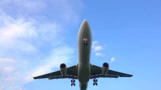 Movimiento Lento Cerrar Avión Comercial Volando Directamente Sobre Cámara Avión — Vídeos de Stock