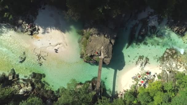 Havadan Yukarıdan Aşağıya Nsanlar Doğada Nehir Kenarında Yaz Tatilinin Tadını — Stok video