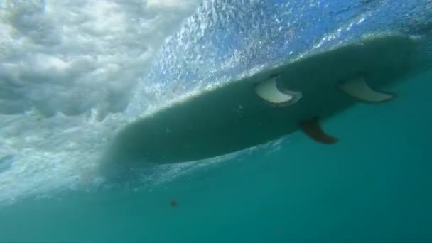Unterwasser Ein Weißes Surfbrett Wird Von Unbekannten Ins Tiefblaue Meer — Stockvideo