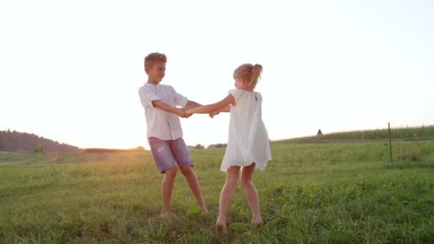 Slowmotion Lens Flare Glada Barn Håller Händer Och Dansar Golden — Stockvideo