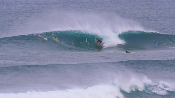 2017年10月7日 フエルテベントゥラ カナリア諸島 スローモーション 海でバレル波に乗って極端なサーファー チューブ波をサーフィンする若い男 風の強いフエルテベントゥラ島でアヒルのダイビングをしている他のサーファー — ストック動画