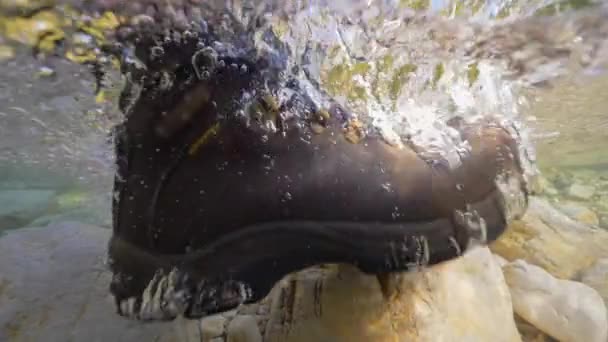Slow Motion Ścieśniać Brązowe Buty Alpinizm Zapewniające Niezawodne Podstawy Dla — Wideo stockowe
