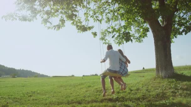 Zeitlupe Unerkennbares Junges Paar Das Einem Sonnigen Frühlingstag Auf Einer — Stockvideo