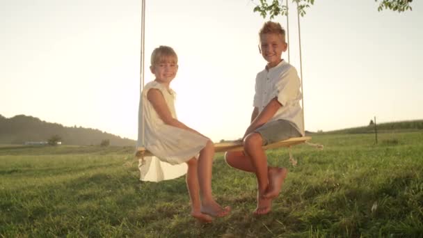 Пара Усміхнених Дітей Грайливо Позують Камеру Маленький Брат Сестра Сидять — стокове відео
