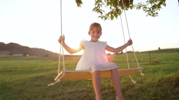 Slow Motion Flose Menina Sorrindo Balançando Balanço Pôr Sol Verão — Vídeo de Stock