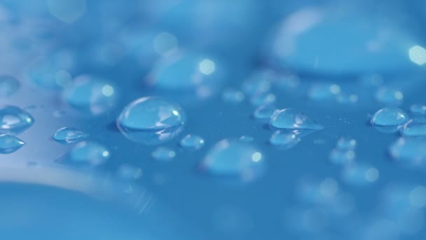 Dof Macro Close Funkelnde Flüssigkeitsblasen Auf Der Wasserdichten Hellblauen Oberfläche — Stockvideo