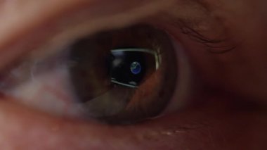 Close Up, Makro: Bilgisayarda Japonya'da heyecan verici seyahat hedefleri arıyor tanınmayan explorer. Dünyanın dönen bir haritasını gösteren bilgisayar ekranına bakan yeşil göz, Tokyo'yu yakınlaştırıyor.