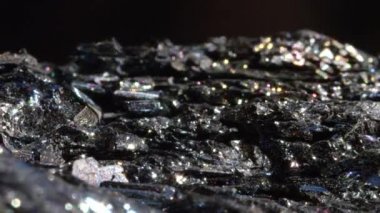 Makro Yakın Çekim: Siyah Hematit çeşitli renklerde köpüklü. İşlendikten sonra kan taşı olarak bilinen mineral, parlak ve metalik parlaklığını ortaya çıkarır. Işık altında parıldayan ucuz demir oksit