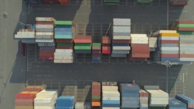 Koper Slovenya, Temmuz 2017: Mal yüklü Havadan Yukarıdan Aşağıya Kargo konteynerleri endüstriyel depoda taşınması için bekliyor. Limanda nakliye konteynerleri. Endüstriyel terminalde yük konteyneri depolama