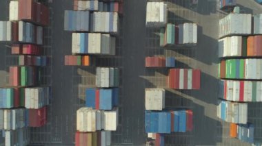 Koper Slovenya, Temmuz 2017: Endüstriyel depoda taşınmayı bekleyen mallarla dolu Havadan Yukarıdan Aşağıya Kargo konteynerleri. Limanda nakliye konteynerleri. Endüstriyel limanda yük konteyneri depolama