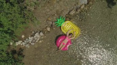 Havadan Yukarıdan Aşağıya: Ananas ve çörek yüzen genç kadın sıcak bir günde onu sadık köpek ile yerel nehirde serinleme. Onun tazı ile yakındaki derede güneşlenme kolay gidiyor turist