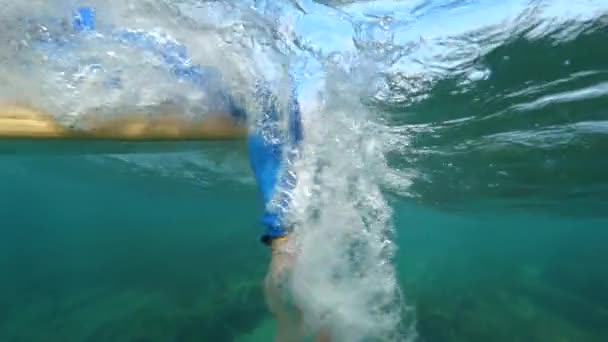 水下慢动作特写极限冲浪者在深蓝色的海洋在深蓝色的海洋中划桨 冲浪爱好者在洛博斯享受暑假 加那利群岛的冲浪者天堂 — 图库视频影像