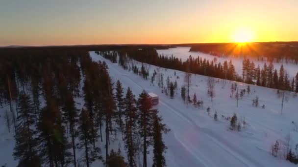 Aerial Schilderachtig Uitzicht Van Het Versnellen Door Witte Sneeuw Bedekte — Stockvideo