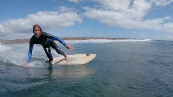 Slow Motion Close Male Surfer Riding Blue Breaking Waves Sunny — Stock Video