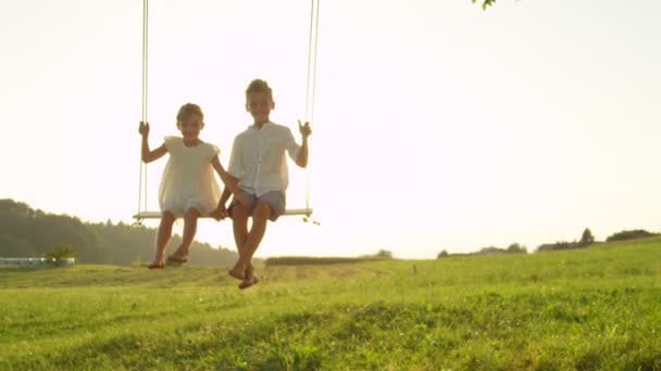 Silhouette Zeitlupe Glückliche Junge Geschwister Genießen Den Sonnenuntergang Auf Einer — Stockvideo