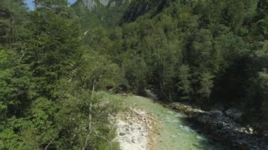 Hava: Kayakers hakkında açık bir yaz gününde büyüleyici bir zümrüt yeşili nehir aşağı kürek. Güzel Soca vadisinin harikalarını keşfeden turistler. Sloven doğada bir maceraya insanlar grubu.