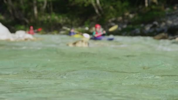 Low Motion Dof Grupo Kayakers Deslizando Sobre Rio Verde Esmeralda — Vídeo de Stock