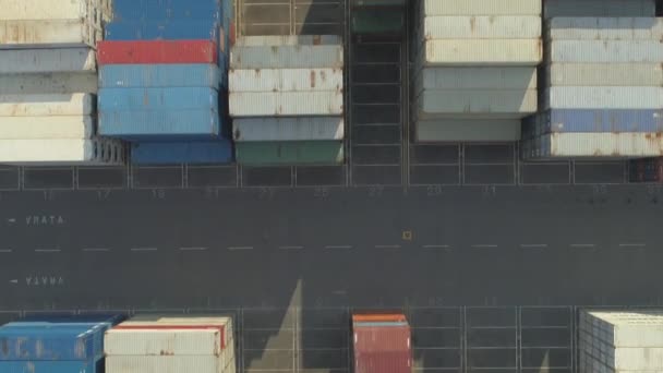 Aerial Top Merkloze Cargo Containers Geladen Met Goederen Die Wachten — Stockvideo
